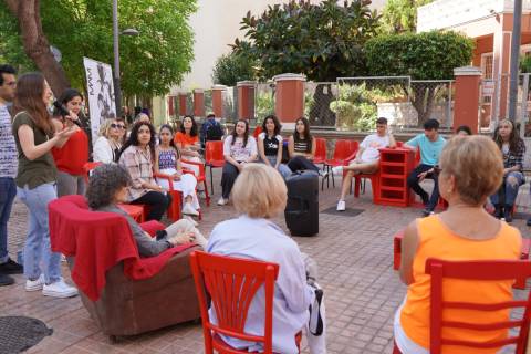Imagen del encuentro intergeneracional celebrado en el montaje efímero de los estudiantes de la UPCT
